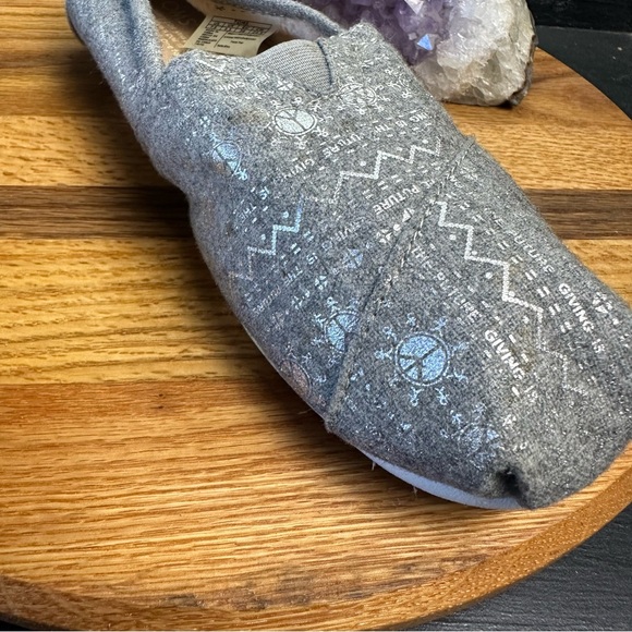 Fleece lined cozy Toms flats - women’s size 7.5, metallic silver design, peace - Picture 8 of 9
